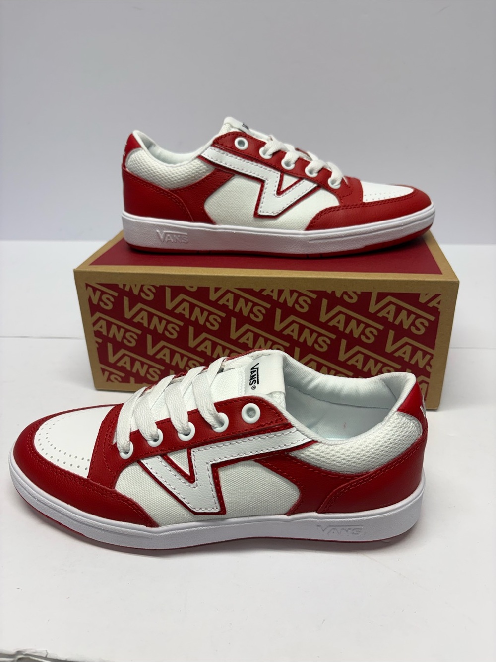 Vans Kids Low-Top Sneakers in Red and White